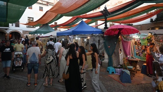 Artesanía, animación callejera y calor en la apertura del Mercado del Siglo de Oro