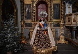 La Virgen del Carmen engalanada para sus cultos