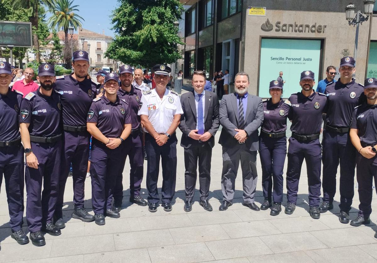 Los nuevos agentes junto al subinspector jefe y las autoridades en la entrega de despachos