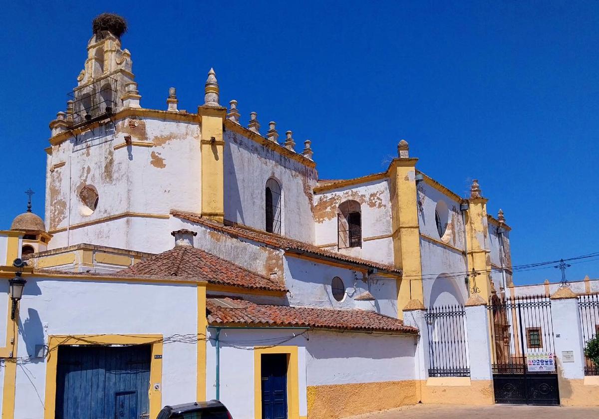 La Comunidad Parroquial limpia la Iglesia del Rosario de cara a la vuelta del Cristo