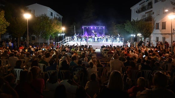La Banda de Música ofreció un gran concierto tributo al pop/rock
