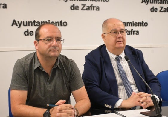 El alcalde y el concejal durante el anuncio de la convocatoria