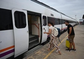 Una pasajera entra en el tren con destino a Huelva en la estación de Zafra
