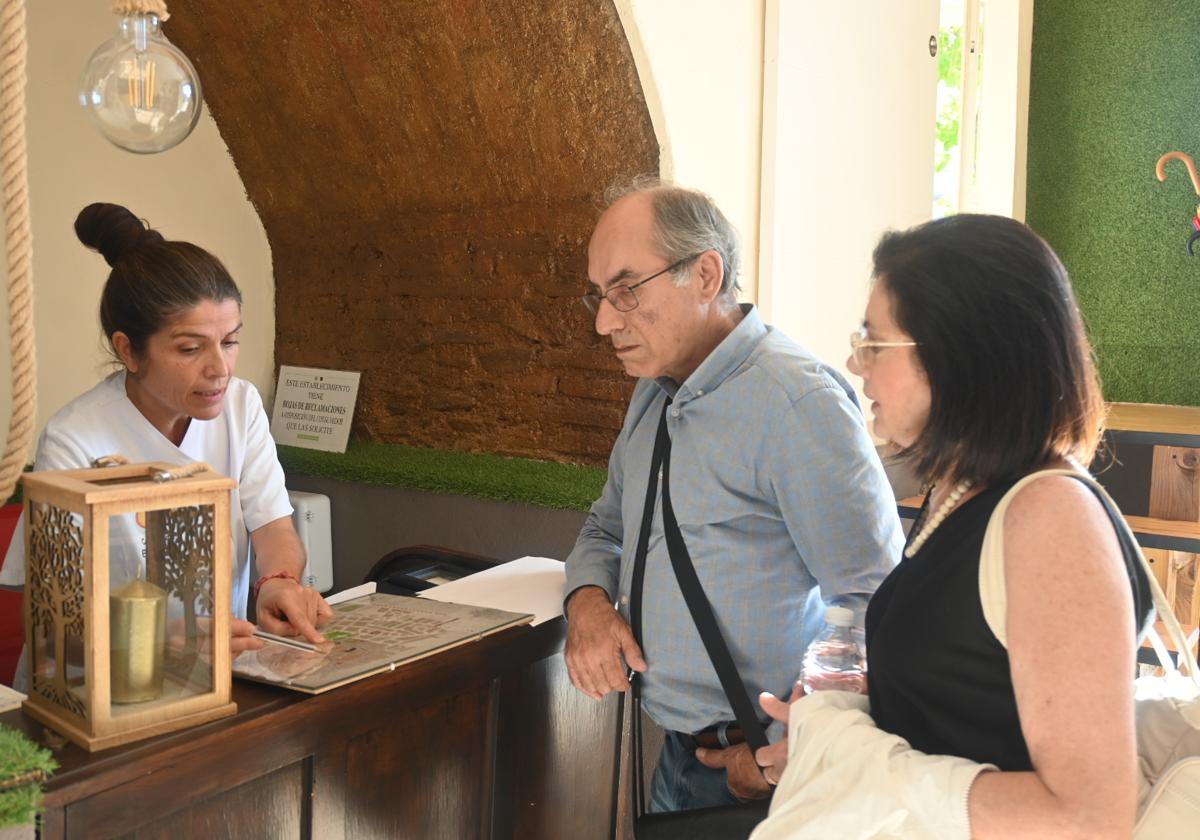Visitantes en un horel local