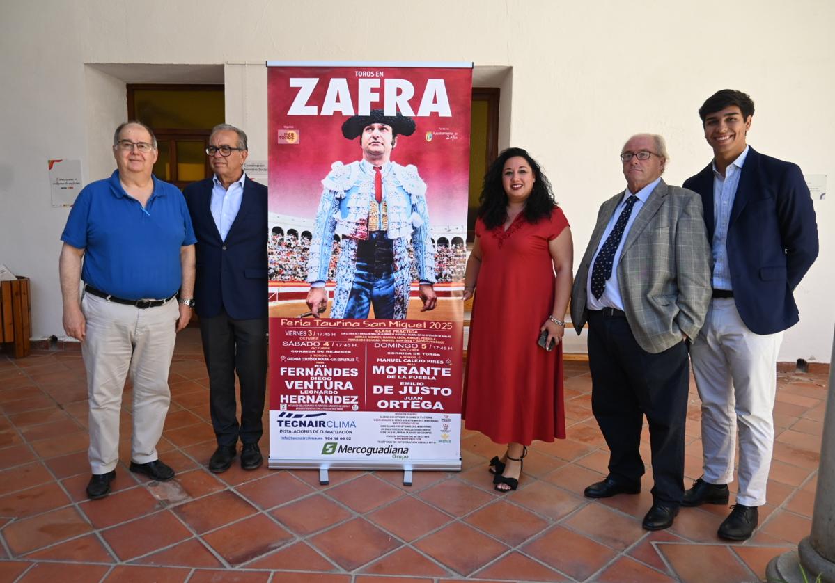 Presentación del cartel en el ayuntamiento