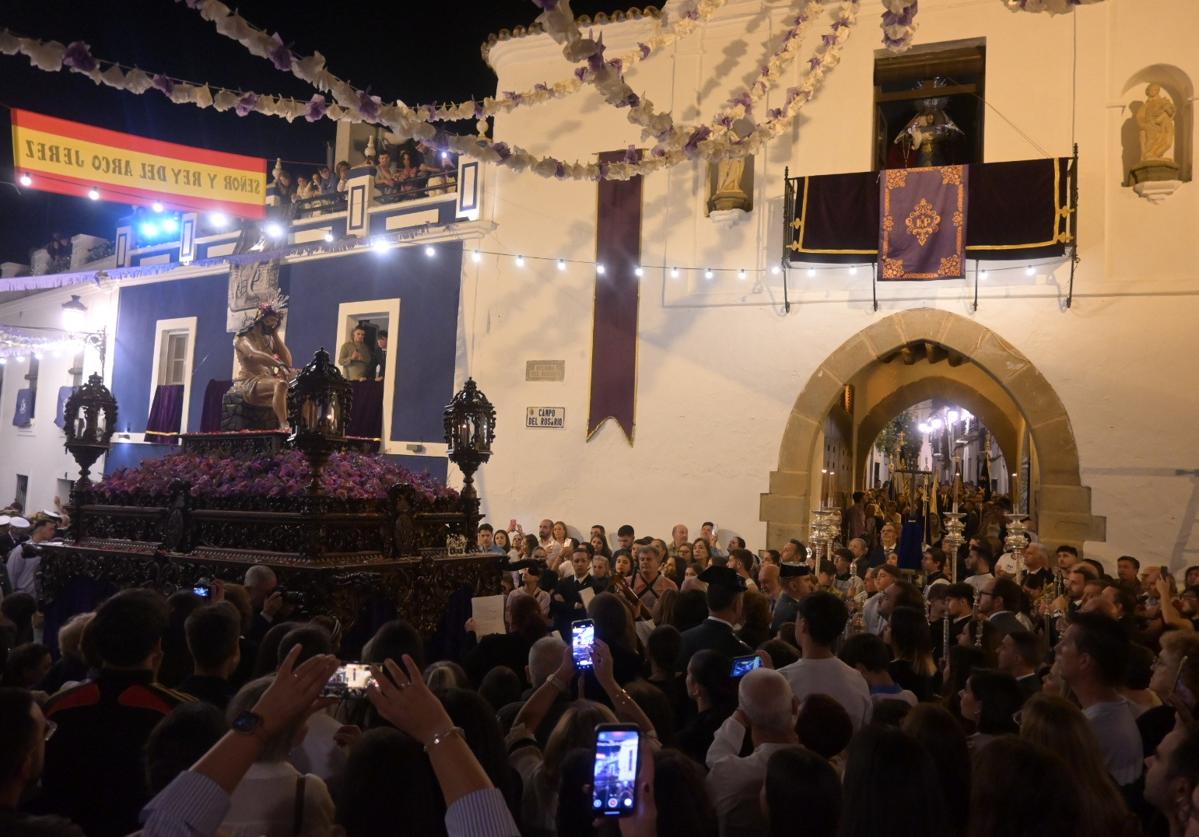 Llegada del Cristo al Arco de Jerez