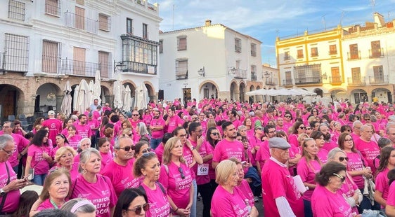Una marea rosa contra el cáncer recorrió las calles