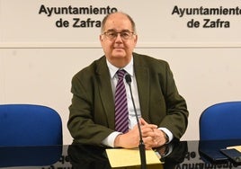 El alcalde durante la rueda de prensa