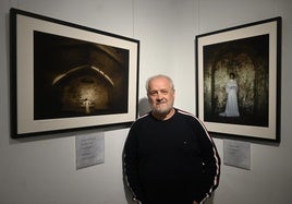 El fotógrafo con dos de sus trabajos en la exposción