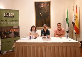 El autor junto a los coordinadores del Seminario Humanístico de Zafra