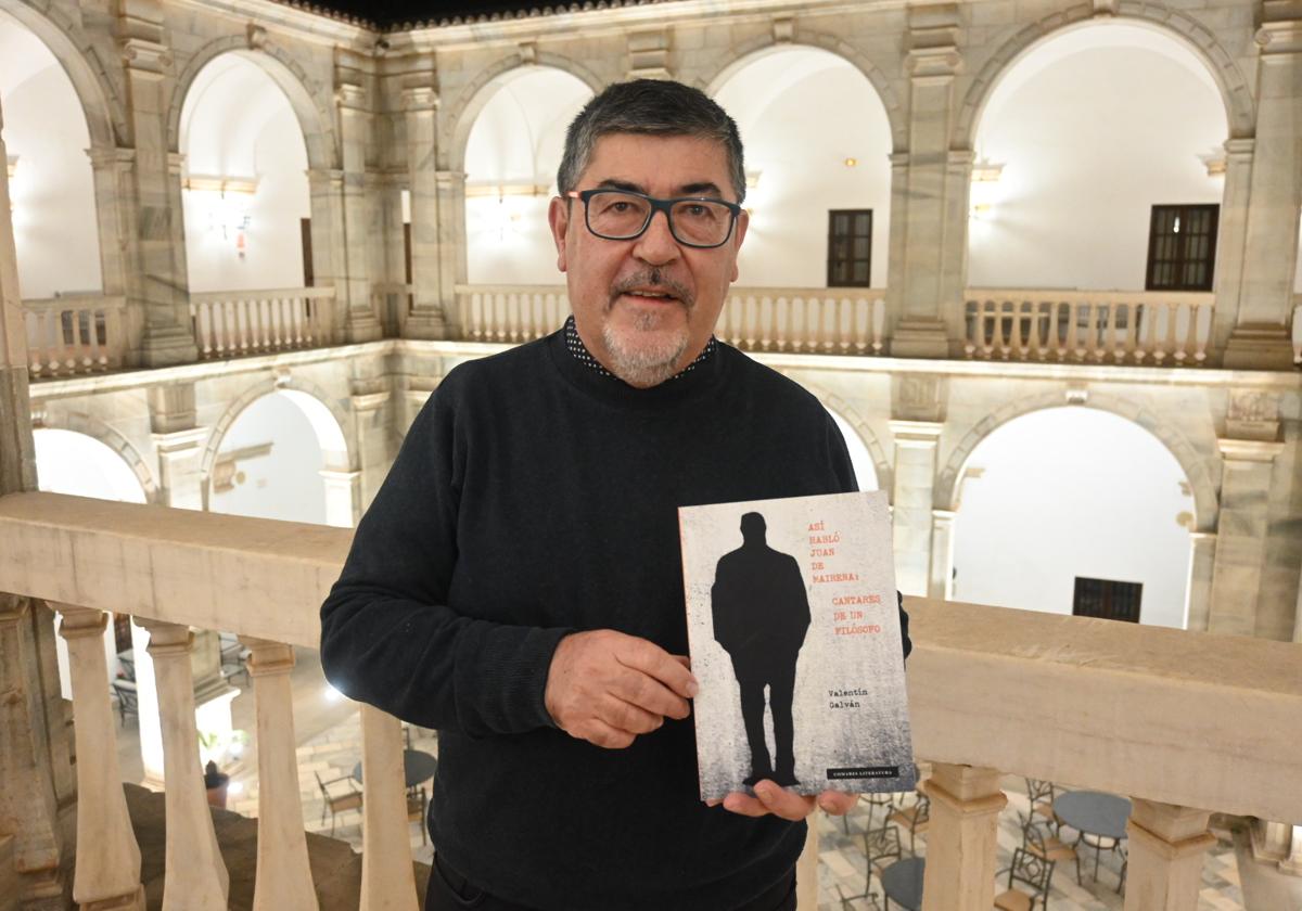 Valentín Galván con su libro en el Parador