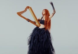 La artista gadiitana con su arpa