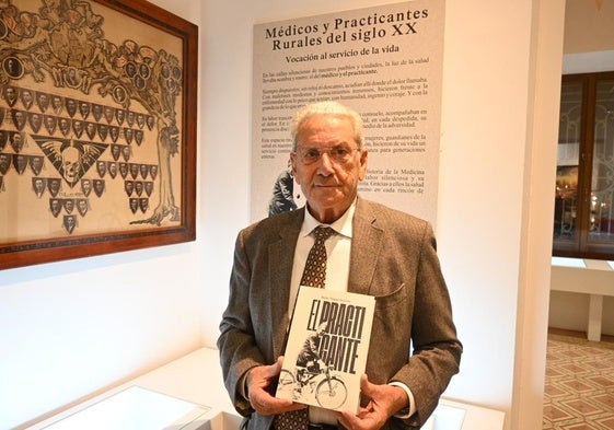 Emilio Vázquez con su libro durante las jornadas del museo
