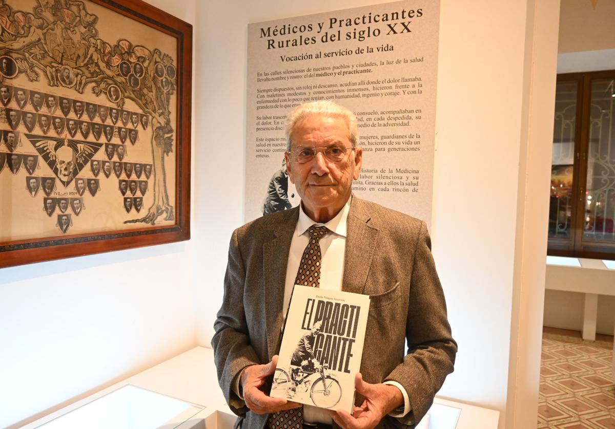 Emilio Vázquez con su libro durante las jornadas del museo