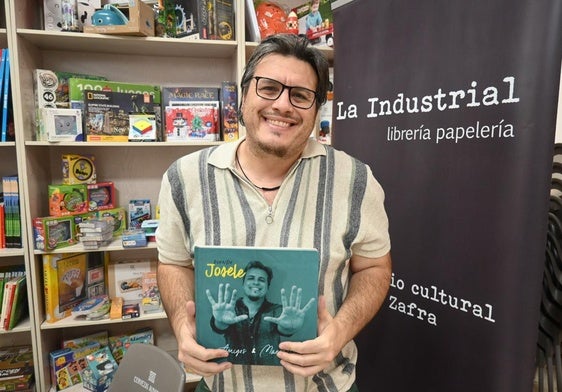 Duende Josele con su disco libro durante el evento