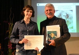 El ganador del García de la Huerta junto a la ganadora del premio juvenil