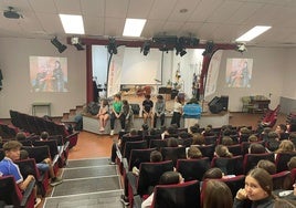 El alumnado que participó en la experiencia el curso pasado se la explicó a los nuevos