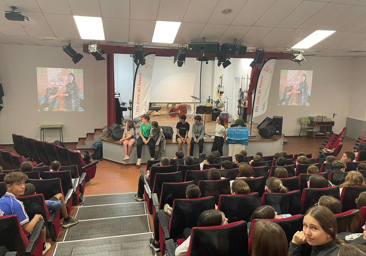 El alumnado que participó en la experiencia el curso pasado se la explicó a los nuevos