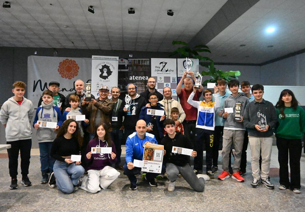 Foto de familia tras la entrega de torfeos