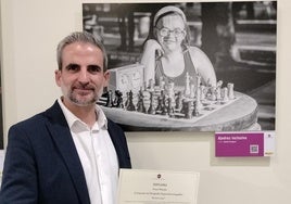 DAnuel GRagera junto a la fotografía ganadora en la exposición