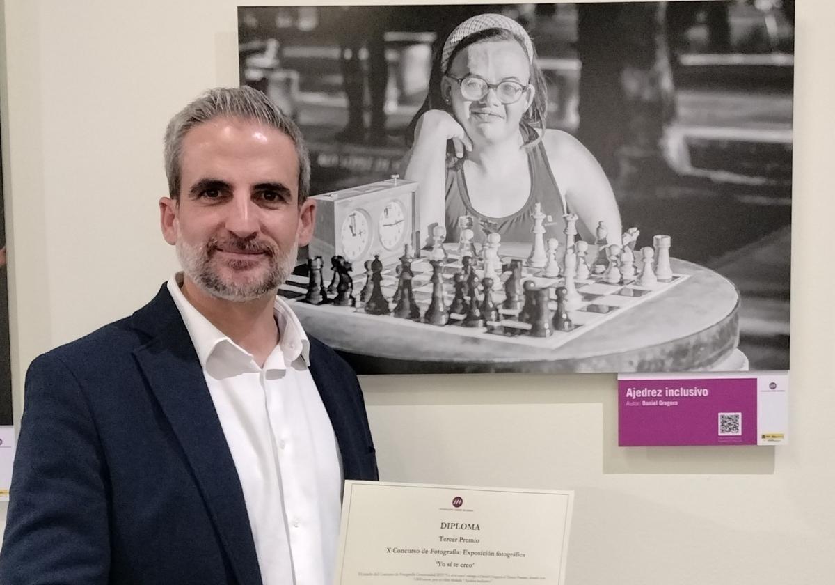 DAnuel GRagera junto a la fotografía ganadora en la exposición
