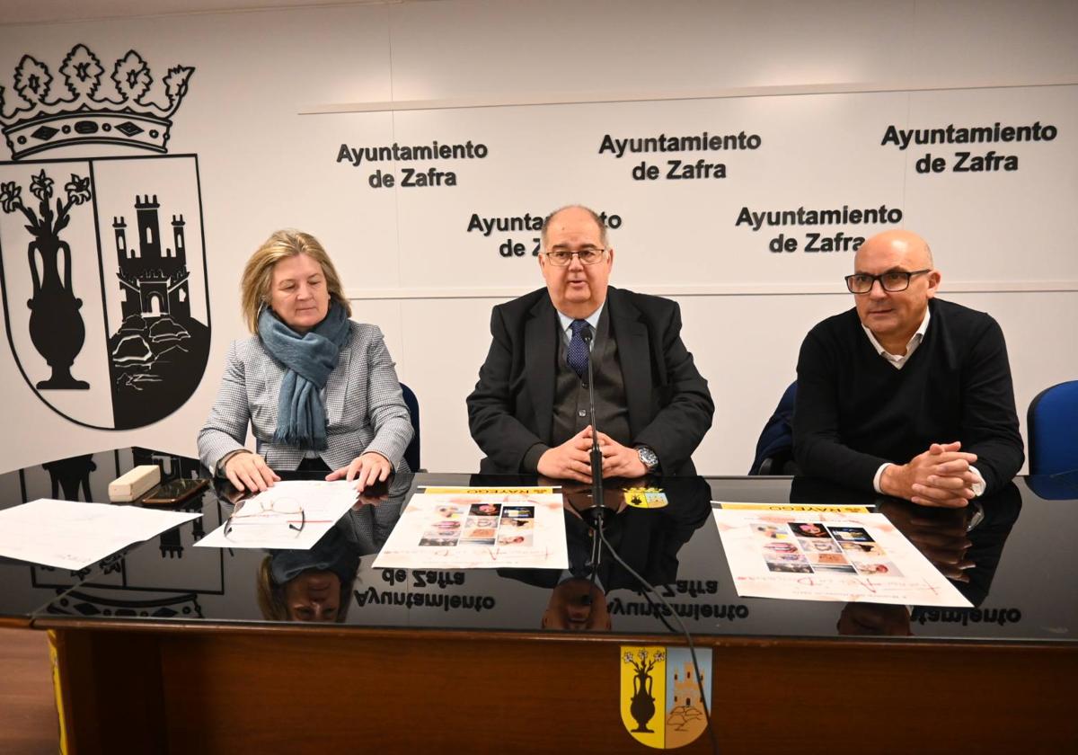 El alcalde, junto a la directora de la UPZ y el artista local durante la presentación
