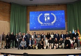 Foto de familia de los galardonados tras la gala