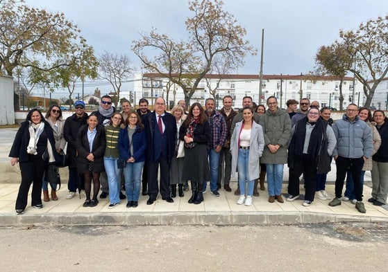El alumnado con el equipo técnico y docente y la representación de la Corporación Municipal en la clausura
