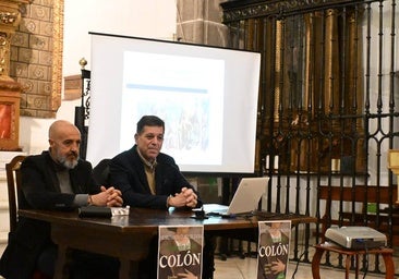 El autor del libro, a la derecha, junto a su presentador