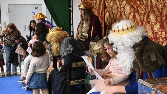 Centenares de niñas y niños entregaron sus cartas a los Reyes Magos
