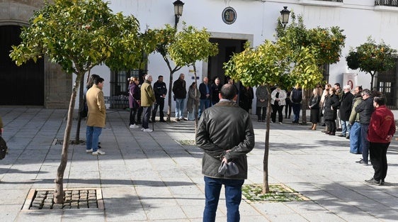 Minuto de silencio a las puertas del Ayuntamiento por las víctimas del accidente ferroviario en Adamuz, Córdoba