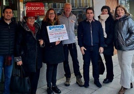 Entrega del premio a la ganadora del sorteo