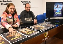 La presidenta de la ONG junto al concejal en la presentación