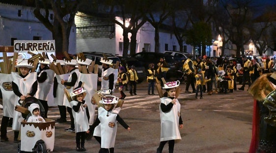 El Gran Desfile de Disfraces reunió a 24 participantes y a multitud de personas