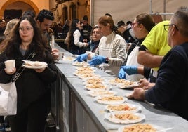 Centenares de personas pasaron por la carpa a recoger su ración