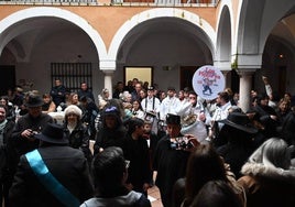 El sepelio de la Sardina antes de su salida, en la Casa de la Cultura