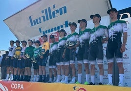 El equipo durante la entrega de trofeos y maillots