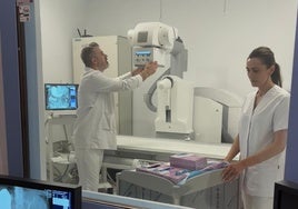 Dos profesionales prepara el nuevo material