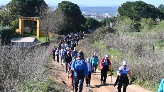 La quinta ruta senderista de la Fundación Asmi congregó a unas 500 personas