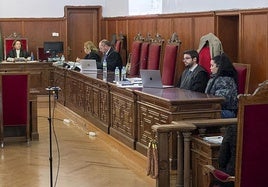 La mujer junto a su abogado en el juicio