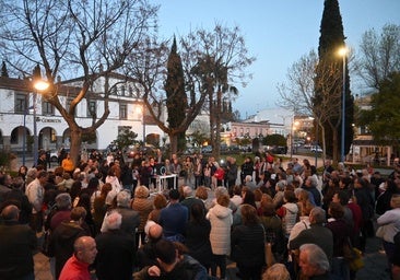 La concentración se celebró en la Plaza de España