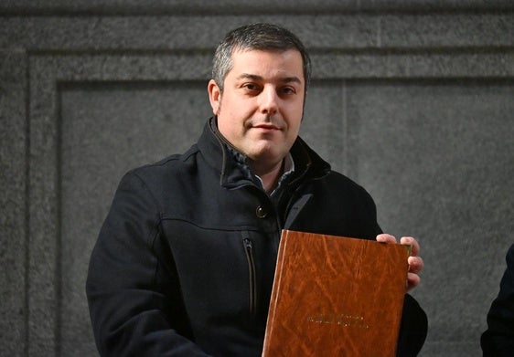 El pregonero junto a los homenajeados