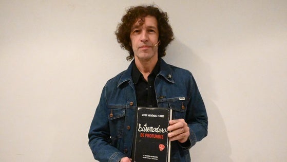 Javier Menéndez presentó en Santa Marina la biografía definitiva de Extremoduro