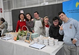 Usuarios e Down Zafra durante elreparto de garbanzos