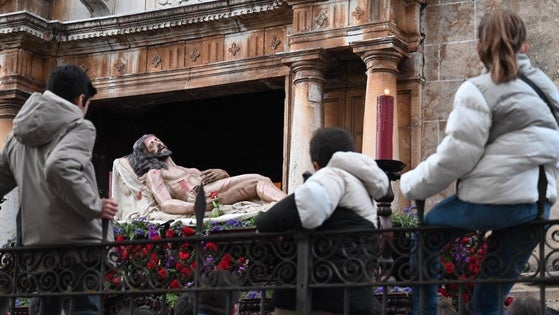 La procesión del Santo Entierro y La Soledad preparados para emocionar en el Viernes Santo