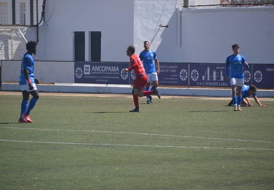 Un momento del partido en el municipal santeño