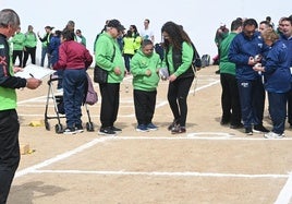 Algunos de los deportistas en las eliminatorias de petanca