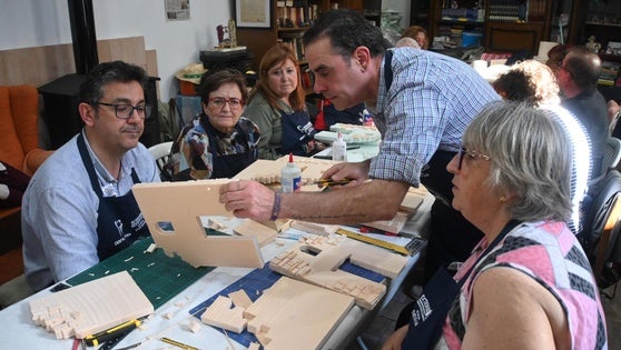 El taller de la Asociación de Belenistas Zafra -Río Bodión congrega a 21 personas