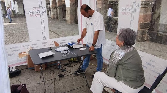 Una de las voluntarias realizando las pruebas