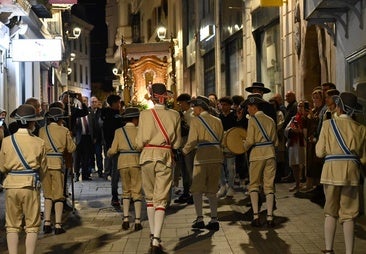 Procesión de la Imagen de la Esperancita en 2025 acompañada por los Danzantes de Fuentes de León